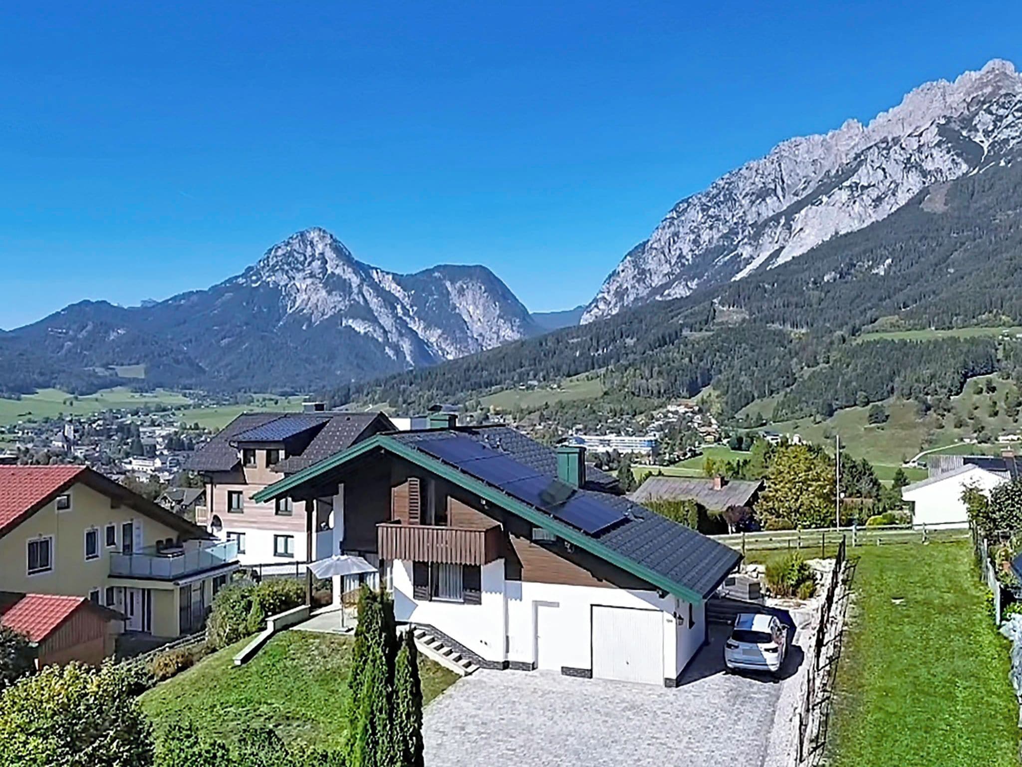 Un quartier résidentiel avec des maisons, une allée et une voiture.