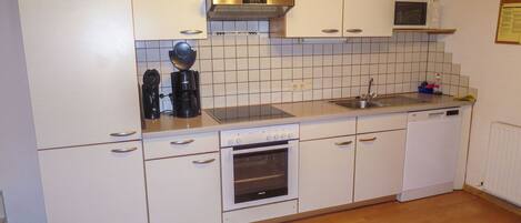 Kühlschrank, Ofen, Geschirrspüler, Hochstuhl