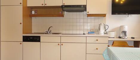 雪櫃、洗碗機、多士爐、廚房用具/餐具/器皿