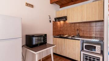 Jääkaappi, mikroaaltouuni, leivänpaahdin