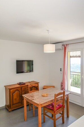Dining - Camelia- Marjolène by Interhome (Partinello)