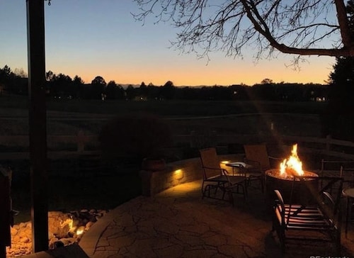 BMW GOLF Spacious 5-bedroom house in brilliant Castle Pines with fitness room!