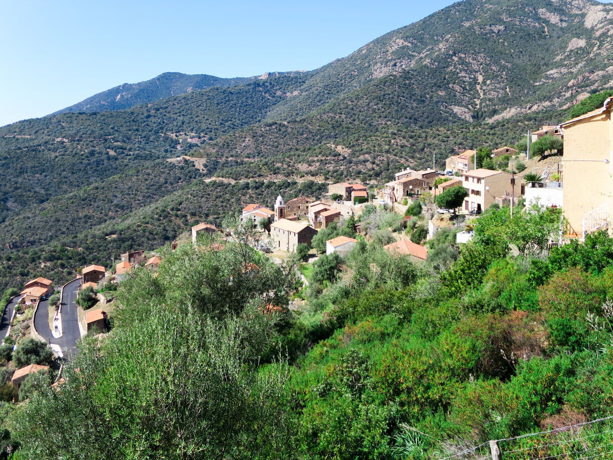 Un village perché sur une colline, doté d’une architecture traditionnelle, de rues étroites et d’une végétation luxuriante.