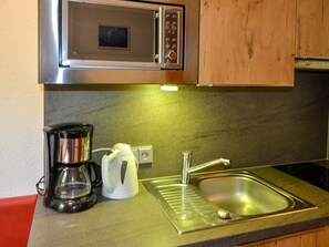 Kjøleskap, mikrobølgeovn og kjøkkenutstyr