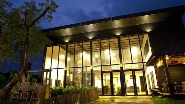 A modern building with large glass windows and a flat roof. - Wolken Lodge (Pingtung)