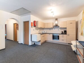 冷蔵庫、電子レンジ、オーブン、調理器具と食器