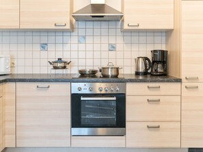 Kühlschrank, Mikrowelle, Ofen, Kochgeschirr/Geschirr/Besteck