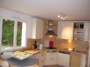 Kühlschrank, Ofen, Geschirrspüler, Kochgeschirr/Geschirr/Besteck