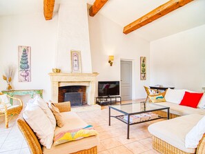 TV, fireplace - L'Isula by Interhome (Vidauban)