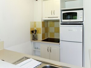 Kylskåp, mikrovågsugn, diskmaskin och barnstol
