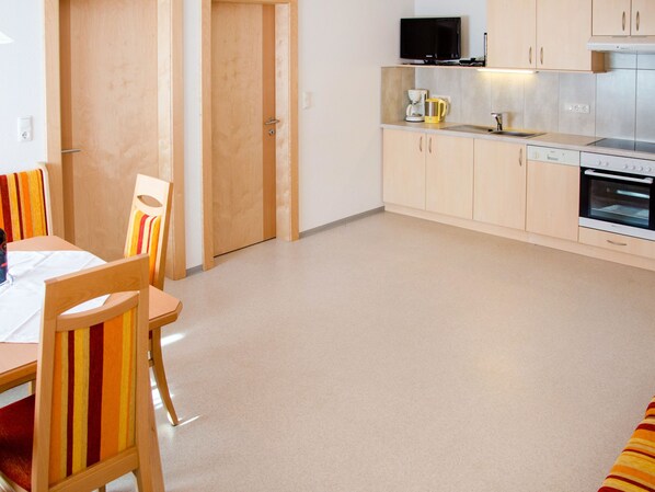 Frigorífico, microondas, horno y lavavajillas