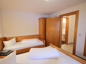 Ein Hotelzimmer mit einem Bett, einem Holzschrank und einem Spiegel.
