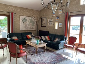 Télévision, cheminée, lecteur de DVD