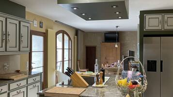 Refrigerador, microondas, horno y lavavajillas