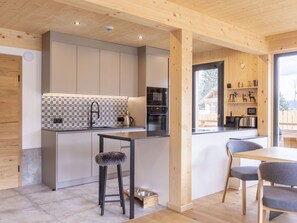 Kühlschrank, Mikrowelle, Ofen, Geschirrspüler