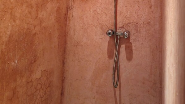 Douche, serviettes fournies