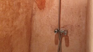 Douche, serviettes fournies