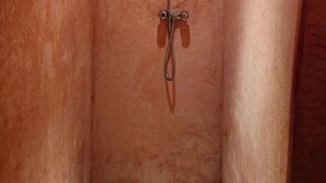Douche, serviettes fournies