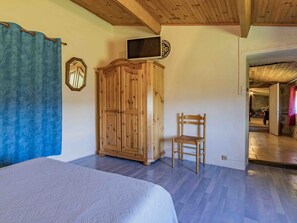 1 bedroom, desk, iron/ironing board, WiFi