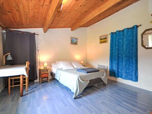 1 bedroom, desk, iron/ironing board, WiFi
