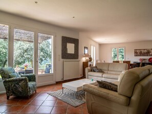 Tv, eldstad och dvd-spelare