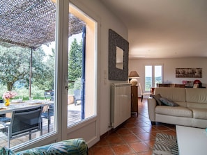 TV, fireplace, DVD player