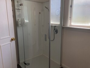 Ducha, artículos de higiene personal ecológicos y secador de pelo