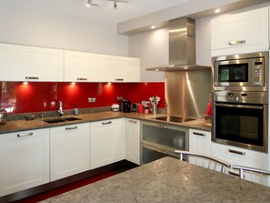 Kühlschrank, Mikrowelle, Ofen, Geschirrspüler
