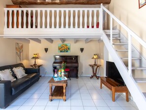 Télévision, cheminée, lecteur de DVD