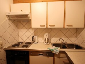 Een koelkast, een magnetron, een oven, een vaatwasser