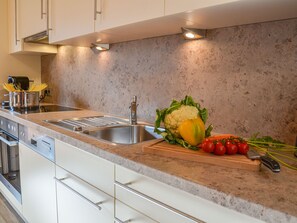 Frigorífico, microondas, horno y lavavajillas