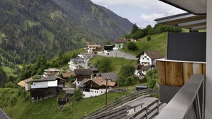 A mountainous village with traditional houses, a stone staircase, and a view of the mountains. - Apartment Selina by Interhome (Kappl)