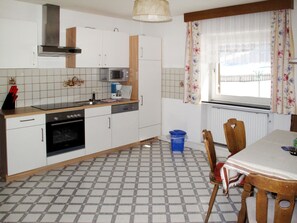 Kjøleskap, mikrobølgeovn, ovn og oppvaskmaskin