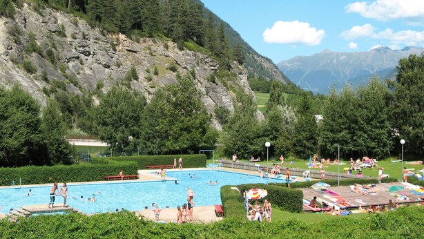 A swimming pool surrounded by lush greenery and mountains. - Apartment Köhle by Interhome (Pfunds-Samnaun)