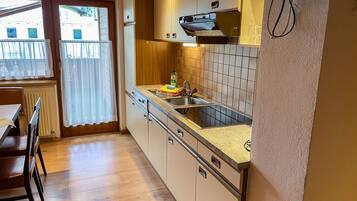 Kühlschrank, Geschirrspüler, Kochgeschirr/Geschirr/Besteck