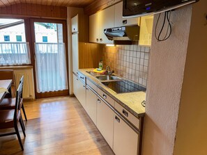 Kühlschrank, Geschirrspüler, Kochgeschirr/Geschirr/Besteck