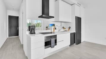 Fridge, oven, stovetop, dishwasher