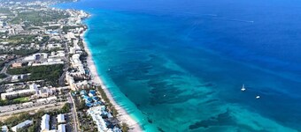 Modern 1BR | Pool & BBQ | Steps to 7 Mile Beach