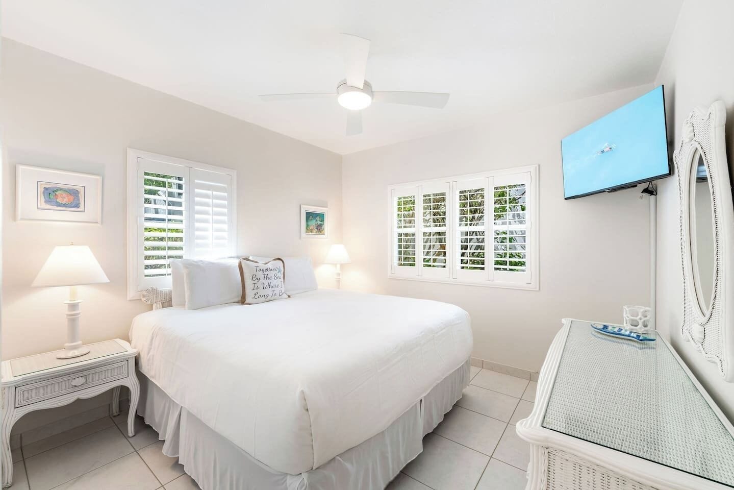 1 habitación, tabla de planchar con plancha y cuna de viaje 