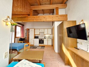 Frigorífico, microondas y utensilios de cocina