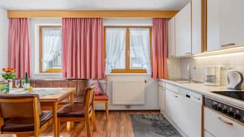 Kühlschrank, Mikrowelle, Kochgeschirr/Geschirr/Besteck