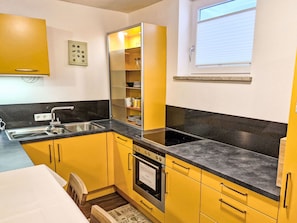 Frigorífico, microondas, lavavajillas y utensilios de cocina