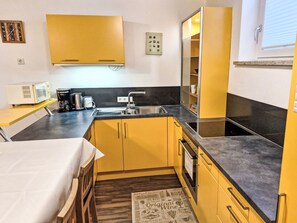 Kjøleskap, mikrobølgeovn, oppvaskmaskin og kjøkkenutstyr