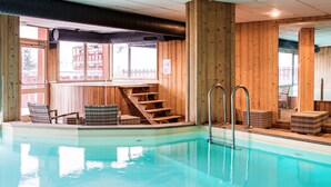 Piscina com paredes de madeira e degraus que levam a um espaço de deck.