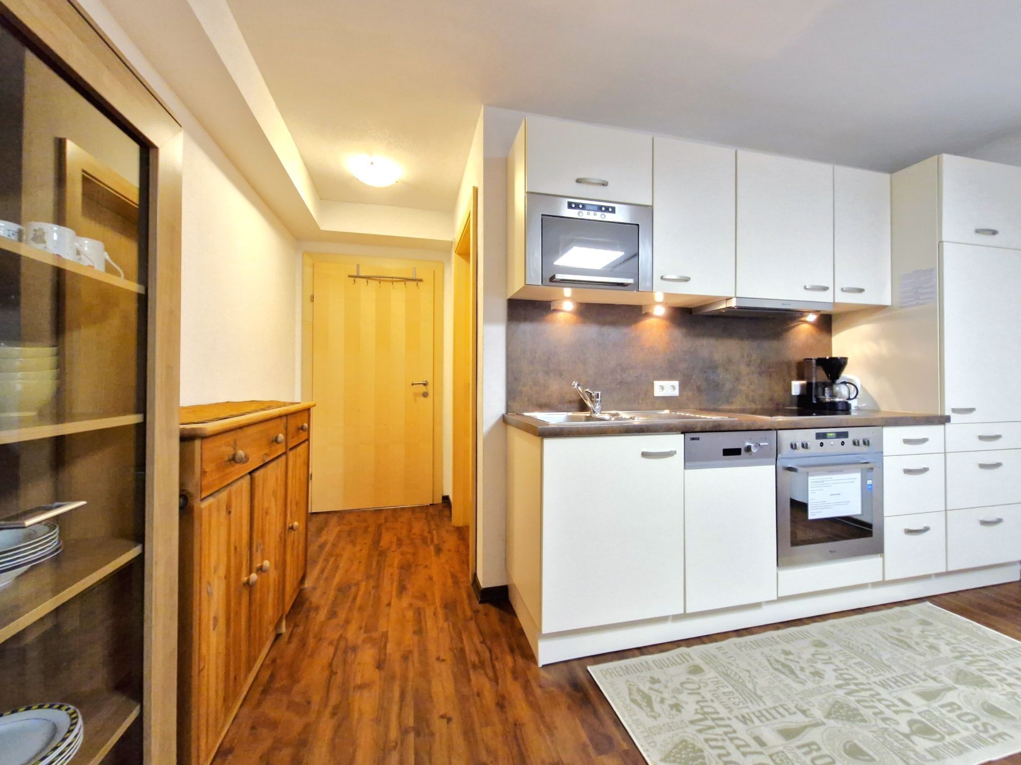 Kjøleskap, mikrobølgeovn, oppvaskmaskin og kjøkkenutstyr