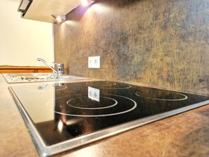 Kühlschrank, Mikrowelle, Geschirrspüler, Kochgeschirr/Geschirr/Besteck