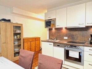 Geladeira, micro-ondas, lava-louças