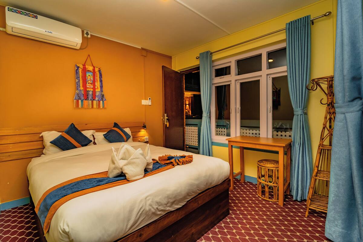 In-room safe, soundproofing, free WiFi, bed sheets