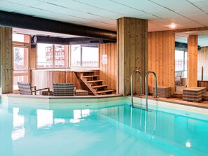 Innendørsbasseng og et oppvarmet basseng