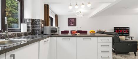 冰箱、微波炉、烤箱、炉灶